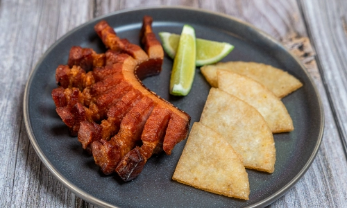 CHICHARRÓN AHUMADO CON AREPITA