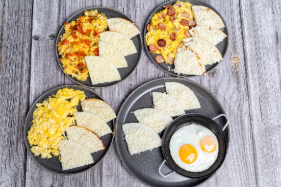 AREPA CON QUESO Y HUEVOS Revueltos